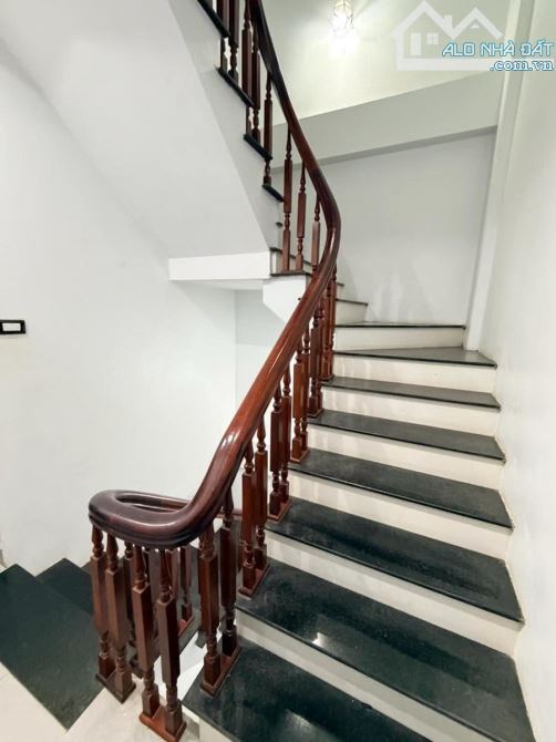 Nhà dân xây ngõ 276 Đại Từ, oto đỗ 50m, sổ 46m2 x 6 ngủ. Giá 9.25 tỷ