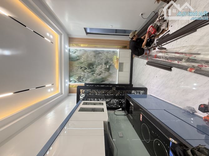 CHÍNH CHỦ CẦN BÁN nhỉnh 9 tỷ 43m2 x5 tầng thang máy, ra đường 3 ô tô tránh 50m