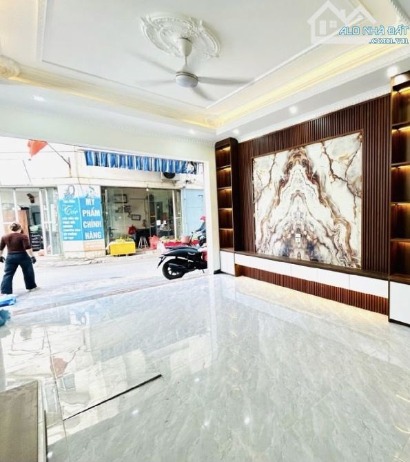 42m,5T-GIÁ TỐT-PHÂ LÔ - GARA Ô TÔ -THANG MÁY - FULL CÔNG NĂNG - NHIỀU TIỆN ÍCH XUNG QUANH