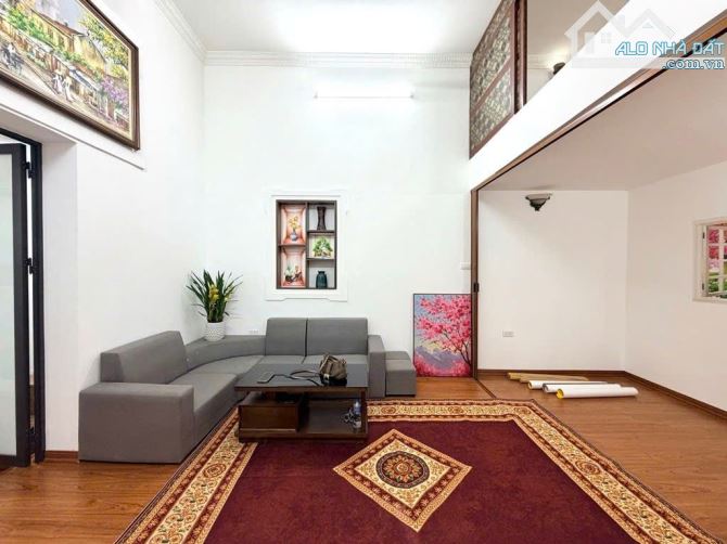 Bán căn hộ Phố Phùng Hưng, tầng 2, 60m2 x 3 ngủ - Sổ riêng - Nhà đẹp, KD, 1 bước ra phố