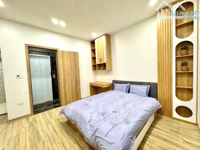 Bán Nhà Phố Lê Thanh Nghị, 6 tầng thang máy 5 phòng studio - lô góc, ngõ thông kinh doanh