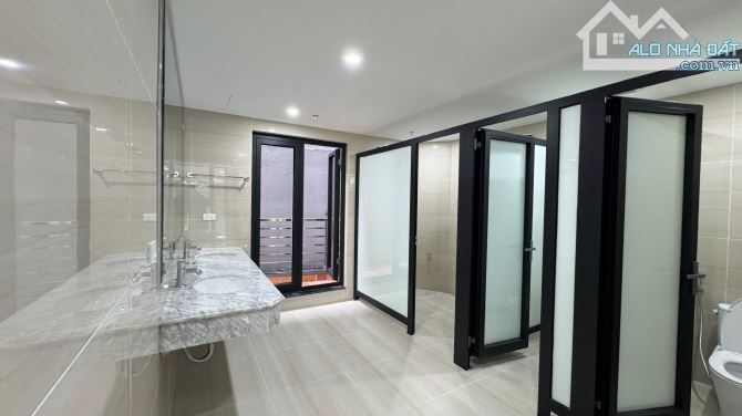 Bán nhà Mặt Phố Đại La, DT 266m x 9 tầng, mặt tiền 6.3m, gara ô tô, 160 tỷ đồng