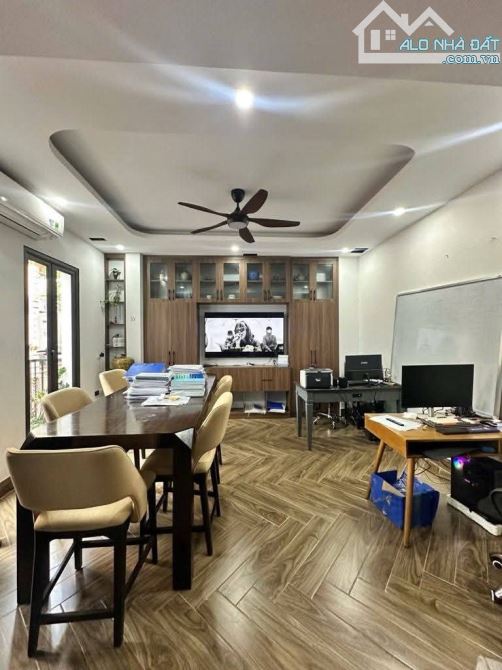 Trịnh Công Sơn – Phố Vip Tây Hồ. Nhà 5 tầng – Ô chờ thang máy – View Hồ Tây