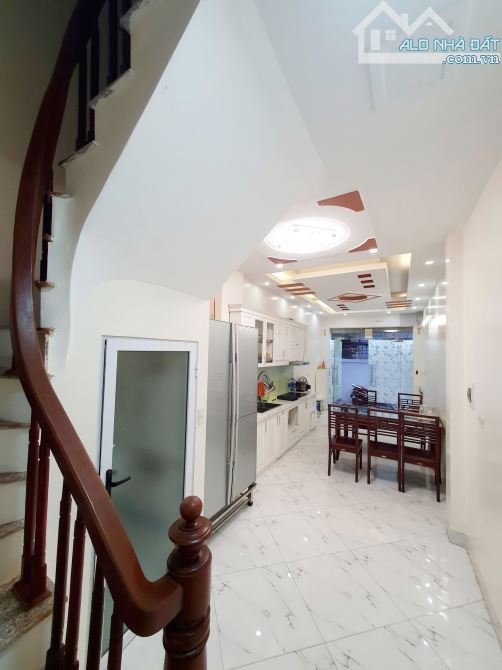 LẠC LONG QUÂN 32M2, 5 TẦNG, MT 3.2M, 8.69 TỶ, NHÀ DÂN XÂY, GẦN Ô TÔ TRÁNH