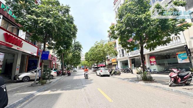 Bán nhà mặt phố Trương Công Giai , DT 150m2 x 3 tầng, mặt tiền 10.5m, giá 90 tỷ.