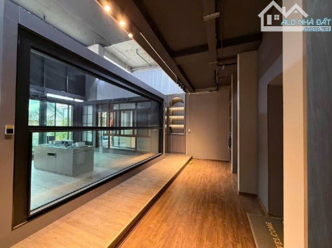 BÁN TÒA VĂN PHÒNG NGÕ LẠC LONG QUÂN – 295M² – 8 TẦNG – Ô TÔ TRÁNH – DOANH THU KHỦNG