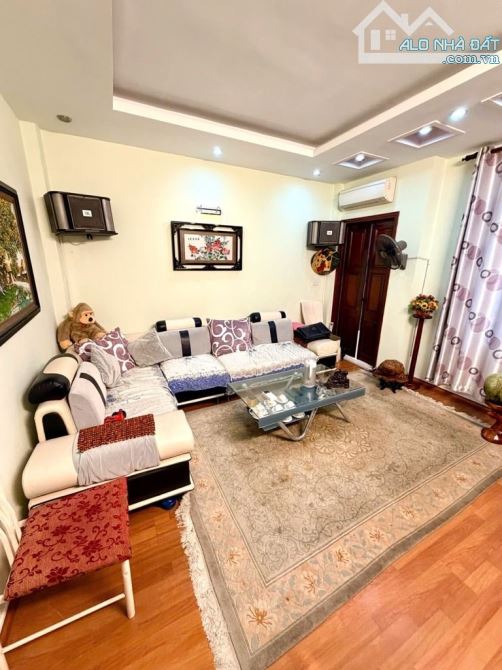 Bán nhà Dương Quảng Hàm - 46m - nhỉnh 15 tỷ - Lô góc - Ô tô - Dân xây chắc chắn