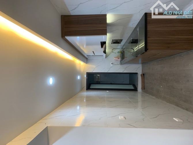 Căn hộ Trần Quốc Hoàn - 80m - nhỉnh 5 tỷ - Full đồ đẹp lung linh - Ngõ thông