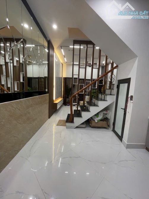 NHÀ BẠCH MAI - NGÕ NÔNGTHẲNG - GẦN Ô TÔ SẦM UẤT NGÀY ĐÊM - 40m*5tầng TC 10,5 tỷ CTL