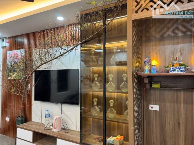 Căn hộ Trần Quốc Hoàn - 80m - nhỉnh 5 tỷ - Full đồ đẹp lung linh - Ngõ thông