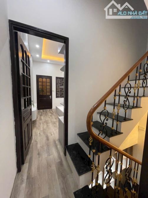 NHÀ BẠCH MAI - NGÕ NÔNGTHẲNG - GẦN Ô TÔ SẦM UẤT NGÀY ĐÊM - 40m*5tầng TC 10,5 tỷ CTL