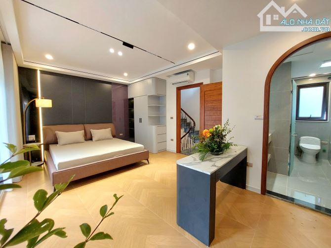 Nhà mới phố Bạch Mai DT 48m2x6T thang máy - full nội thất- cách phố 15m ở luôn