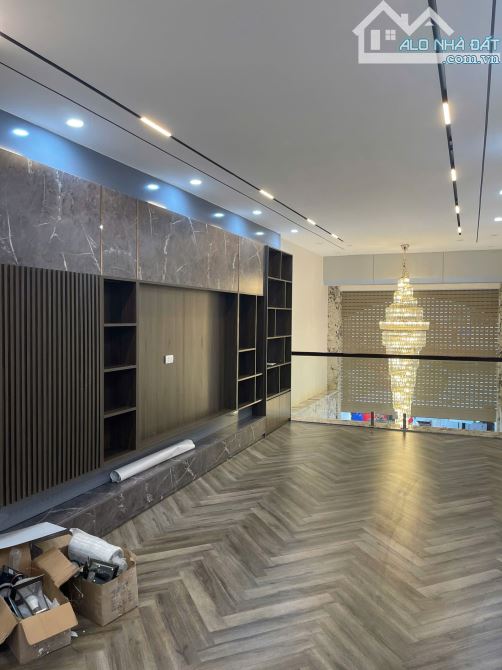 Bán nhà mặt phố-kinh doanh-5 tầng thang máy - Vị trí đẹp, nhà nằm ngay ngã tư phố Phúc Tân