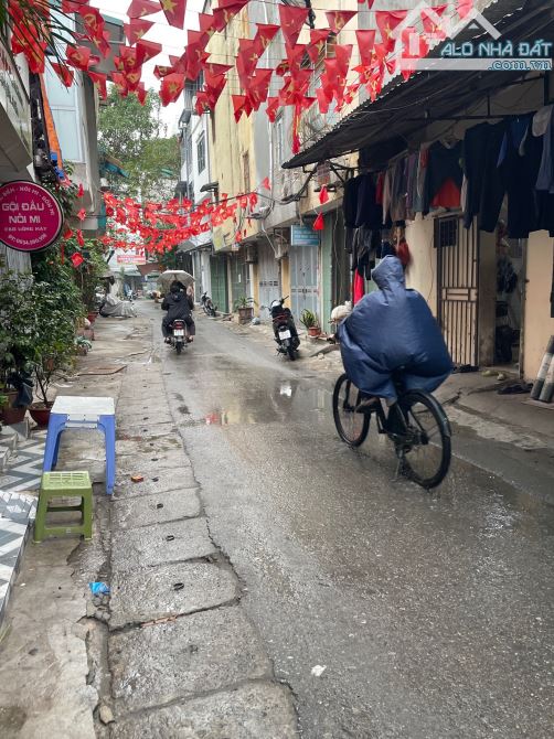 BÁN ĐẤT TẶNG NHÀ 2 TẦNG CŨ – PHỐ NAM DƯ – Ô TÔ ĐỖ CỬA – 40M – MT 4,5M – 10,5 TỶ