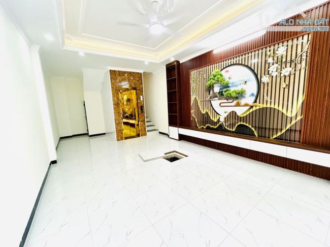 Bán nhà phố Vĩnh Hưng 40m², ô tô vào nhà, 5 tầng mới, thang máy, giá 12,5 tỷ