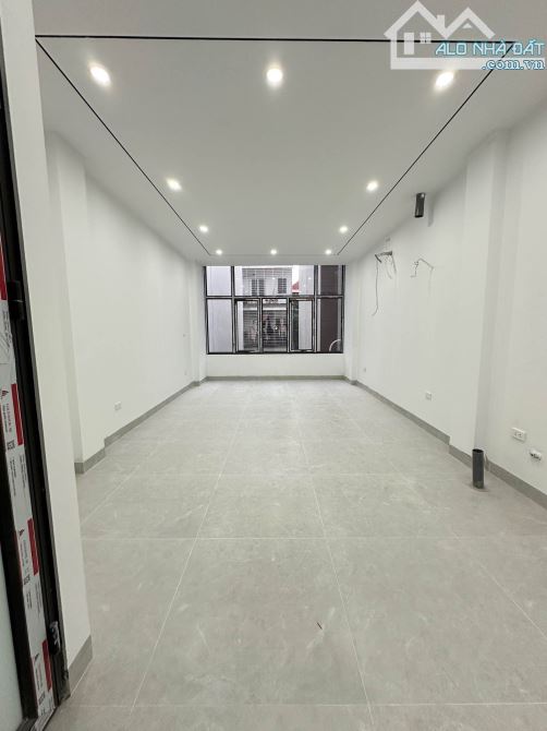 BÁN NHÀ PHỐ NGUYỄN KHOÁI – Ô TÔ ĐỖ VÀO NHÀ – 5 TẦNG XÂY MỚI – CHỈ 8,2 TỶ