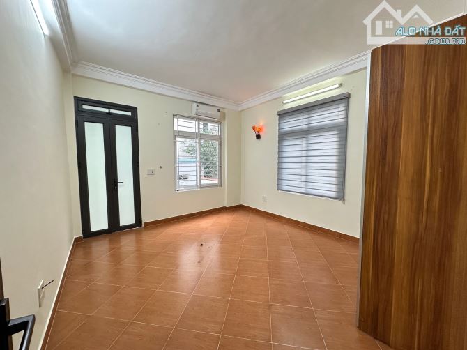 Bán nhà đường Hoàng Mai 35m lô góc 3 mặt thoáng, 4 tầng dân xây, gần hồ Đền Lừ, giá 7,9 tỷ