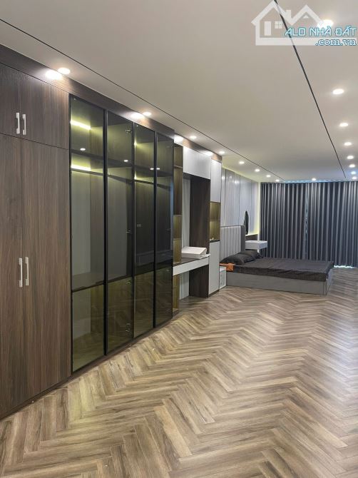 Bán nhà mặt phố-kinh doanh-5 tầng thang máy - Vị trí đẹp, nhà nằm ngay ngã tư phố Phúc Tân