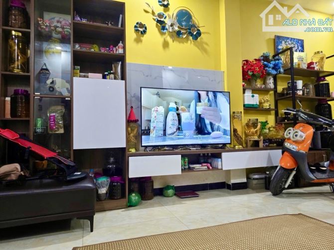 NHÀ ĐẸP Ở NGAY - NGÕ THÔNG - VÀI BƯỚC RA MẶT PHỐ