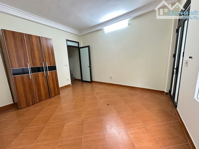 Bán nhà đường Hoàng Mai 35m lô góc 3 mặt thoáng, 4 tầng dân xây, gần hồ Đền Lừ, giá 7,9 tỷ