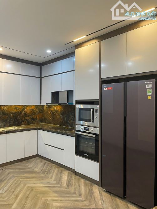 Bán nhà mặt phố-kinh doanh-5 tầng thang máy - Vị trí đẹp, nhà nằm ngay ngã tư phố Phúc Tân