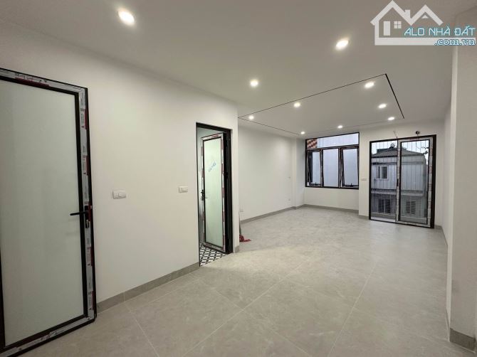 BÁN NHÀ PHỐ NGUYỄN KHOÁI – Ô TÔ ĐỖ VÀO NHÀ – 5 TẦNG XÂY MỚI – CHỈ 8,2 TỶ