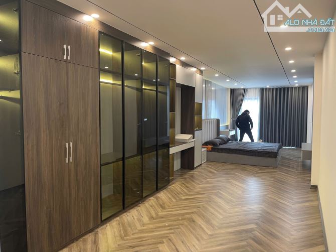 Bán nhà mặt phố-kinh doanh-5 tầng thang máy - Vị trí đẹp, nhà nằm ngay ngã tư phố Phúc Tân