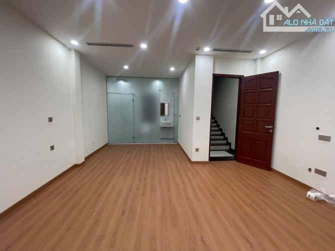 Mặt Tiền 9M Mặt Phố Nguyễn Hy Quang Hoàng Cầu 46,5 Tỷ Đường To Hè Rộng