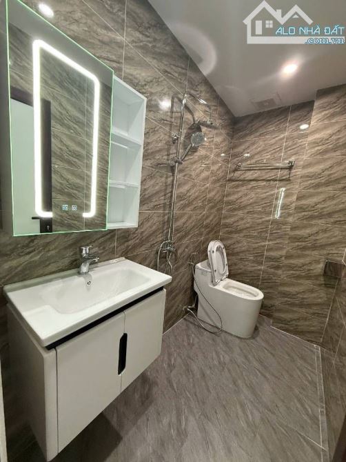 SỞ HỮU NHÀ 5 TẦNG GẦN PHỐ TÂN MAI 30M RA MẶT PHỐ Ở NGAY, GIÁ TRỊ TĂNG BỀN VỮNG