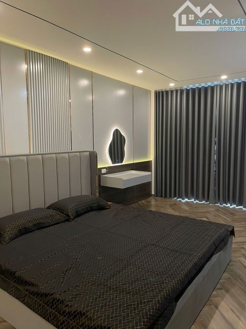 Bán nhà mặt phố-kinh doanh-5 tầng thang máy - Vị trí đẹp, nhà nằm ngay ngã tư phố Phúc Tân