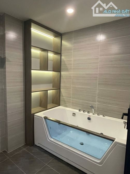 Bán nhà mặt phố-kinh doanh-5 tầng thang máy - Vị trí đẹp, nhà nằm ngay ngã tư phố Phúc Tân