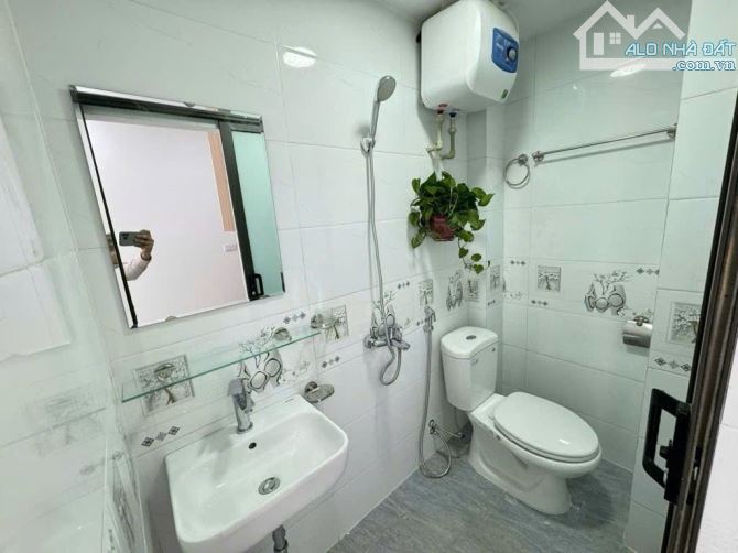 Siêu phẩm CHDV Cầu Giấy, 9 tầng thang máy, dòng tiền 2 tỷ/năm, lô bàn cờ VIP