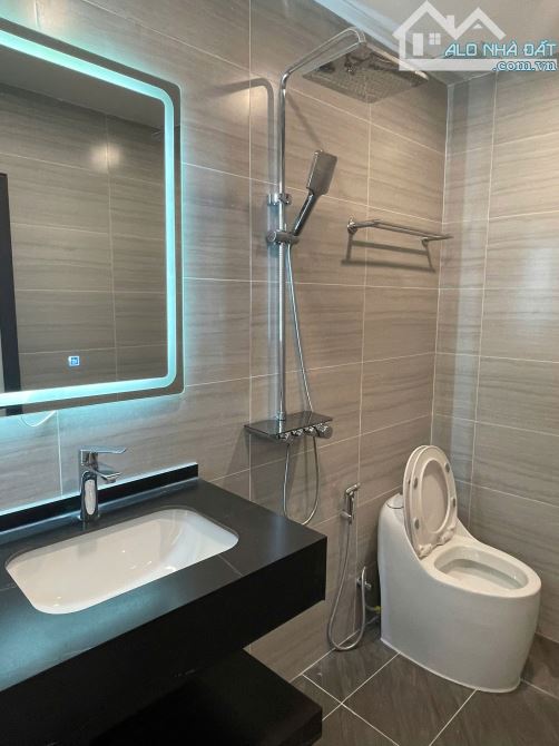 Bán nhà mặt phố-kinh doanh-5 tầng thang máy - Vị trí đẹp, nhà nằm ngay ngã tư phố Phúc Tân