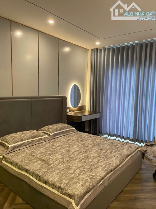 Bán nhà mặt phố-kinh doanh-5 tầng thang máy - Vị trí đẹp, nhà nằm ngay ngã tư phố Phúc Tân