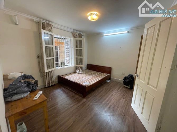 Bán căn tập thể tầng 1 phố Thanh Nhàn, Lô góc 80m2 x 3 ngủ, Sổ đỏ 68m2, đối diện Công Viên