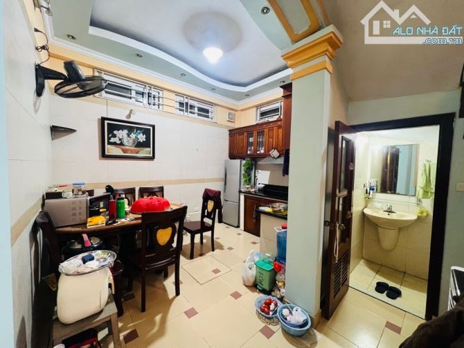 BÁN NHÀ TT CẦU GIẤY DT 50 M 4 T DÂN XÂY NGÕ THOÁNG SỔ VUÔNG ĐẸP SÁT OTO VỊ TRÍ HIẾM GIÁ RE