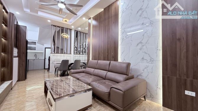 SIÊU PHẨM CẦU GIẤY 5 TẦNG 3 NGỦ CÁCH OTO 50M FULL NỘI THẤT AN SINH ĐỈNH GẦN PHỐ VỊ TRÍ ĐẸP