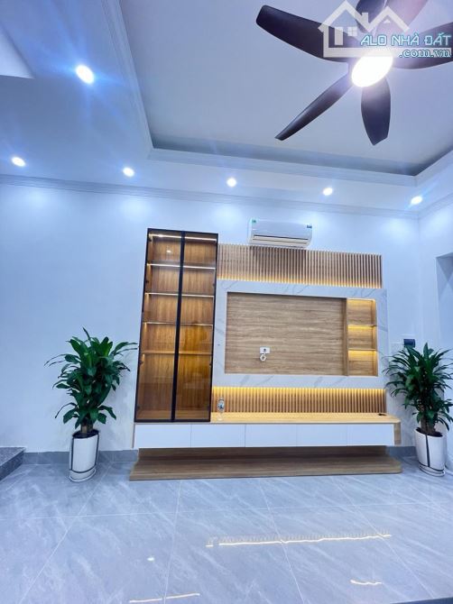 SIÊU PHẨM THỊNH HÀO 2 8 TỶ 40M 5T MT5M NHÀ MỚI ĐẸP NGÕ TO 30M RA PHỐ VỪA Ở VỪA KINH DOANH