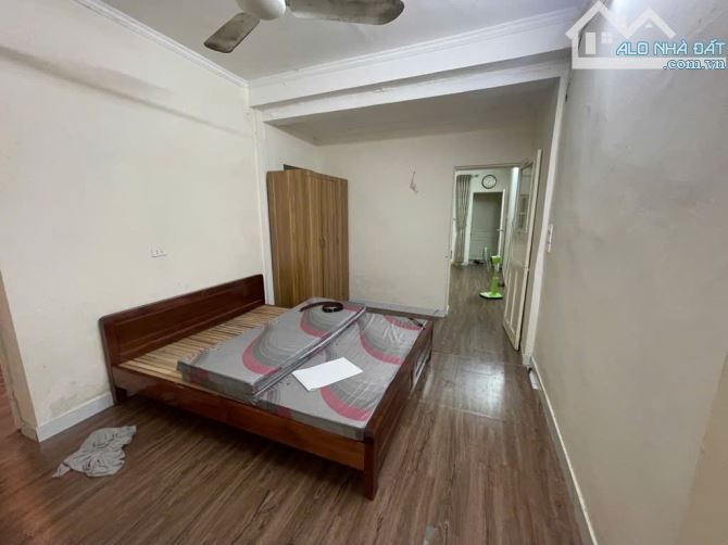 Bán căn tập thể tầng 1 phố Thanh Nhàn, Lô góc 80m2 x 3 ngủ, Sổ đỏ 68m2, đối diện Công Viên