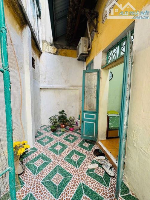 Bán nhà Phố Bà Triệu, Phường Tràng Tiền, lô góc - 60m2, sổ riêng vuông vắn, 3 bước ra phố