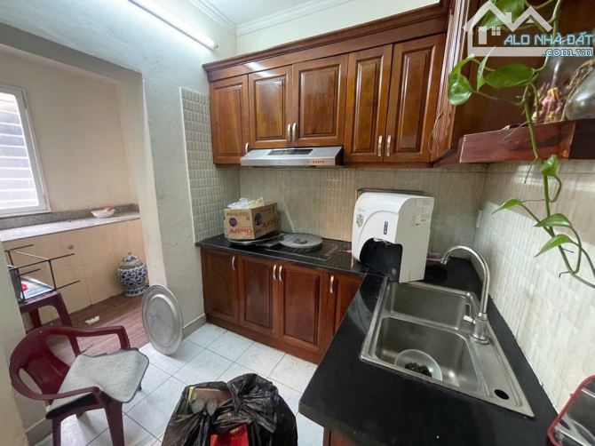 Bán căn tập thể tầng 1 phố Thanh Nhàn, Lô góc 80m2 x 3 ngủ, Sổ đỏ 68m2, đối diện Công Viên