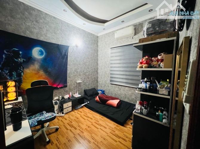 BÁN NHÀ TT CẦU GIẤY DT 50 M 4 T DÂN XÂY NGÕ THOÁNG SỔ VUÔNG ĐẸP SÁT OTO VỊ TRÍ HIẾM GIÁ RE