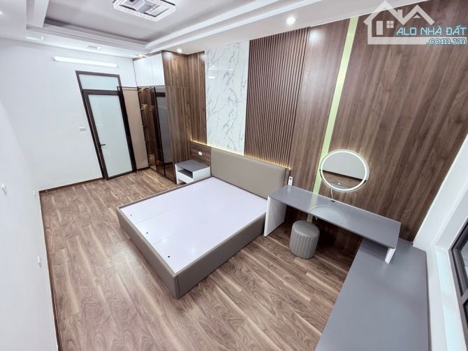 SIÊU PHẨM CẦU GIẤY 5 TẦNG 3 NGỦ CÁCH OTO 50M FULL NỘI THẤT AN SINH ĐỈNH GẦN PHỐ VỊ TRÍ ĐẸP