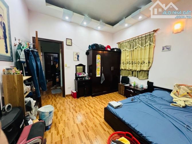 BÁN NHÀ TT CẦU GIẤY DT 50 M 4 T DÂN XÂY NGÕ THOÁNG SỔ VUÔNG ĐẸP SÁT OTO VỊ TRÍ HIẾM GIÁ RE