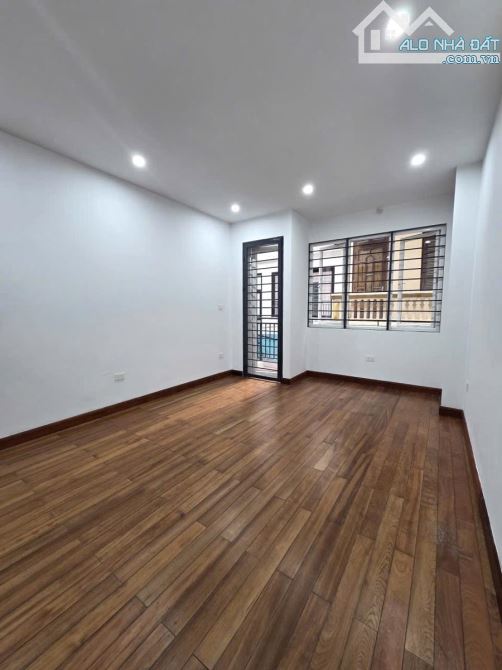 LÊ TRỌNG TẤN - THANH XUÂN - PHÂN LÔ QUÂN ĐỘI - GARA 7 CHỖ - Ô CHỜ THANG MÁY - CHỈ 17.9 TỶ