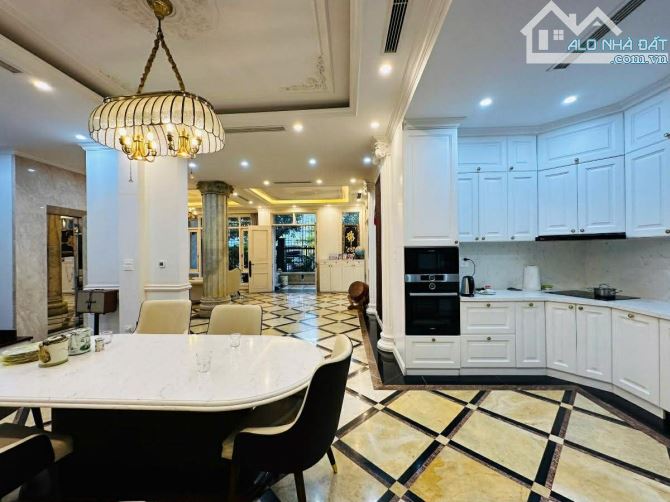 BIỆT THỰ NHÀ VƯỜN NGUYỄN HUY TƯỞNG THANH XUÂN. KHU VIP. DT 260M2, 4 TẦNG, MT 8M. GIÁ 79 TỶ