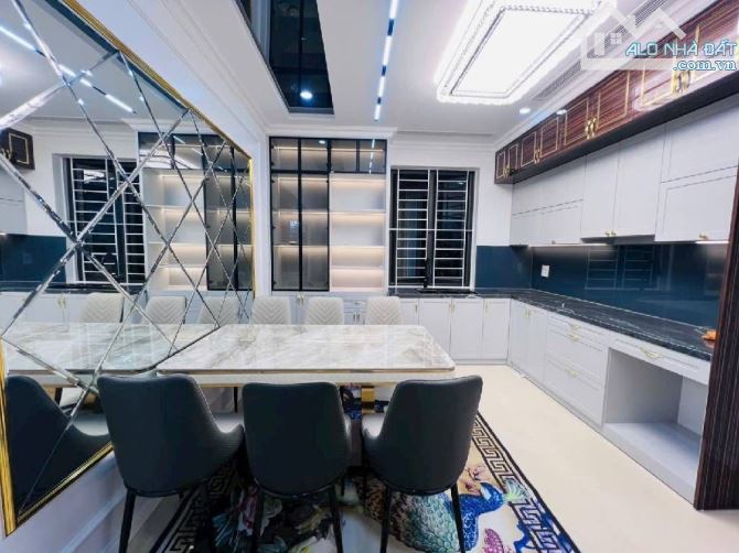 BÁN NHÀ HOÀNG QUÓC VIỆT DT 60 M 6 T THANG MÁY KHU PHÂN LÔ OTO TRÁNH VỊ TRÍ VÍP