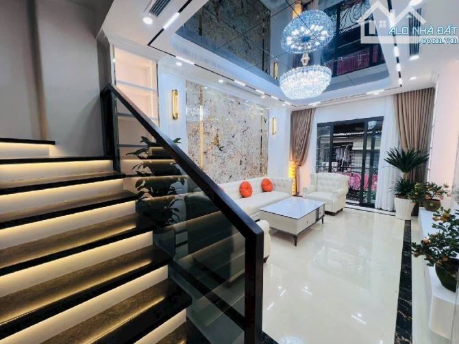 BÁN NHÀ HOÀNG QUÓC VIỆT DT 60 M 6 T THANG MÁY KHU PHÂN LÔ OTO TRÁNH VỊ TRÍ VÍP