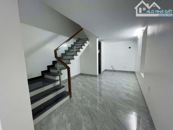 Cho thuê nhà mới 3 tầng đoạn đẹp nhất mặt đường Đà Nẵng, Ngô Quyền – Giá 20 triệu/tháng - 2