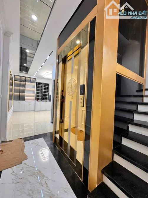 BÁN NHÀ HOÀNG QUÓC VIỆT DT 60 M 6 T THANG MÁY KHU PHÂN LÔ OTO TRÁNH VỊ TRÍ VÍP